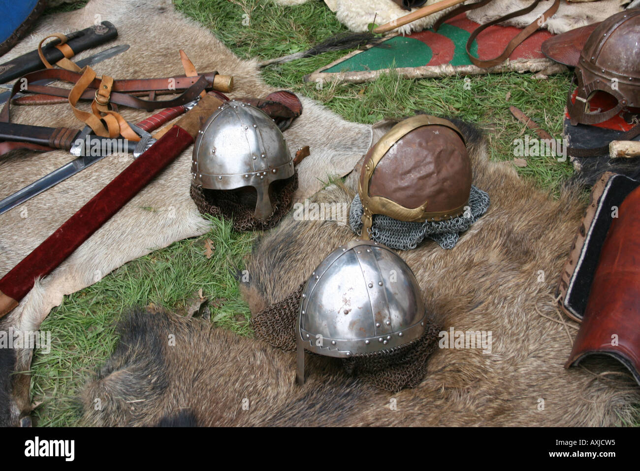 Caschi di Normanni e sassoni su pelli alla rievocazione della battaglia di Hastings in 2006. Foto Stock