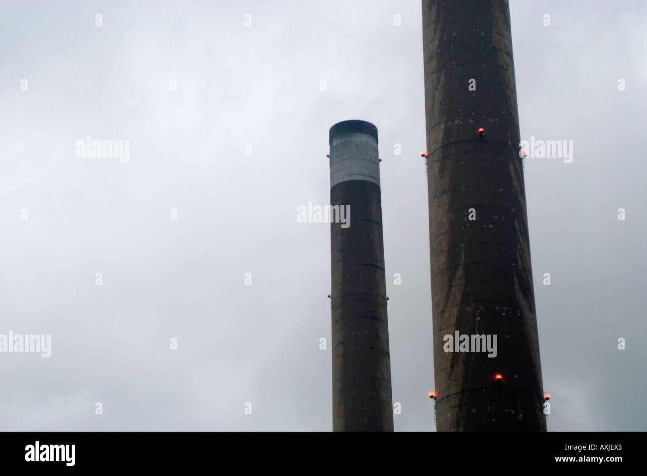 Ciminiere camini da un Coal Fired power station. Foto Stock