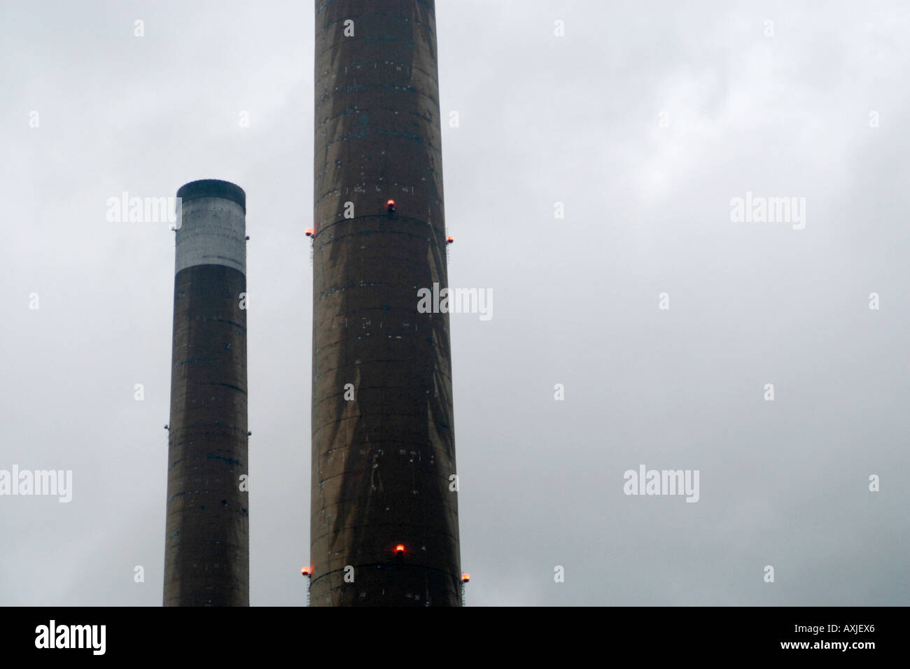 Ciminiere camini da un Coal Fired power station. Foto Stock