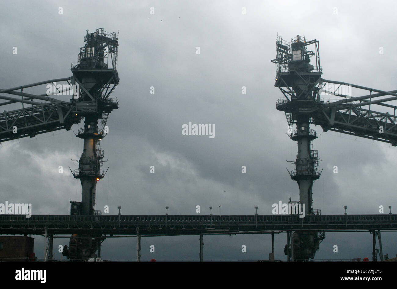 Scivolo di carbone la fornitura di carbone per un Coal Fired power station. Foto Stock