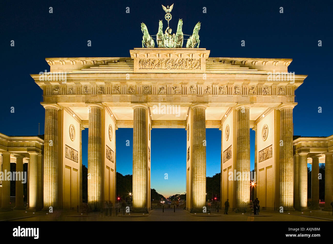 La Porta di Brandeburgo a Berlino di notte con luce Berlino Europa Germania città capitale architettura Quadriga landmark colonna city Foto Stock