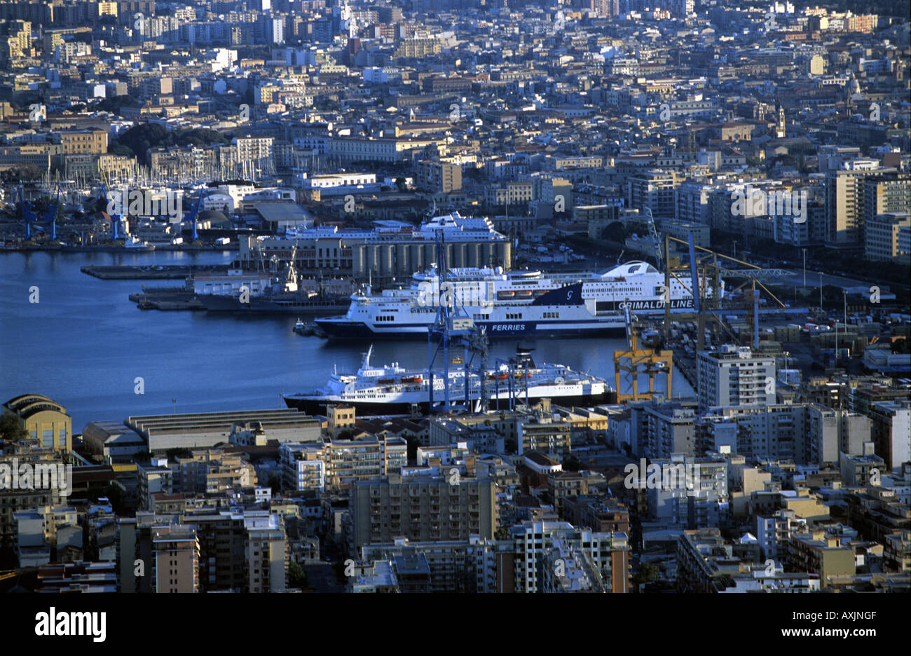 Palermo è una città fondata nel VIII secolo a.c. dai Fenici commercianti attorno ad un porto naturale sulla costa NW della Sicilia. Foto Stock