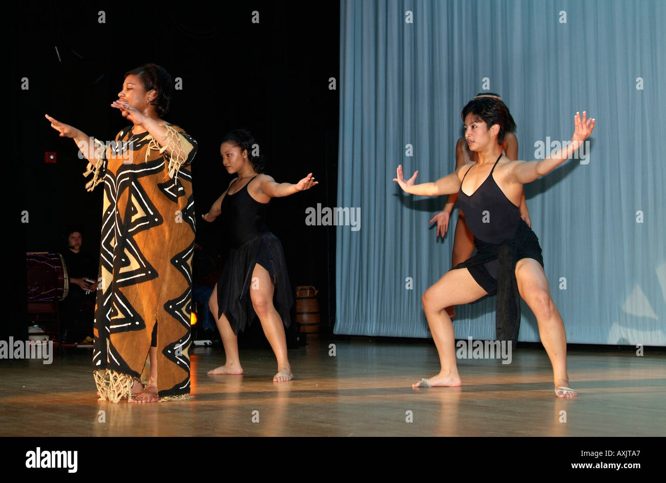 Un adolescente recita poesie mentre altri dance dietro di lei al Sakkofa celebrazione della danza africana di musica e poesia in MD USA Foto Stock
