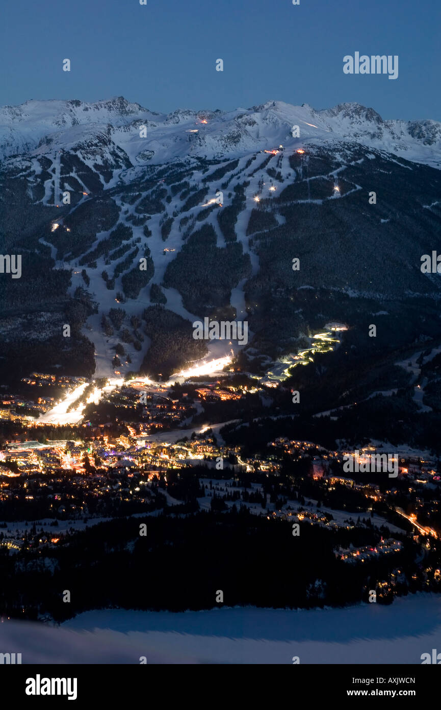 Il villaggio di Whistler al tramonto con il Blackcomb e montagna Whislter al di là della Columbia britannica in Canada Foto Stock