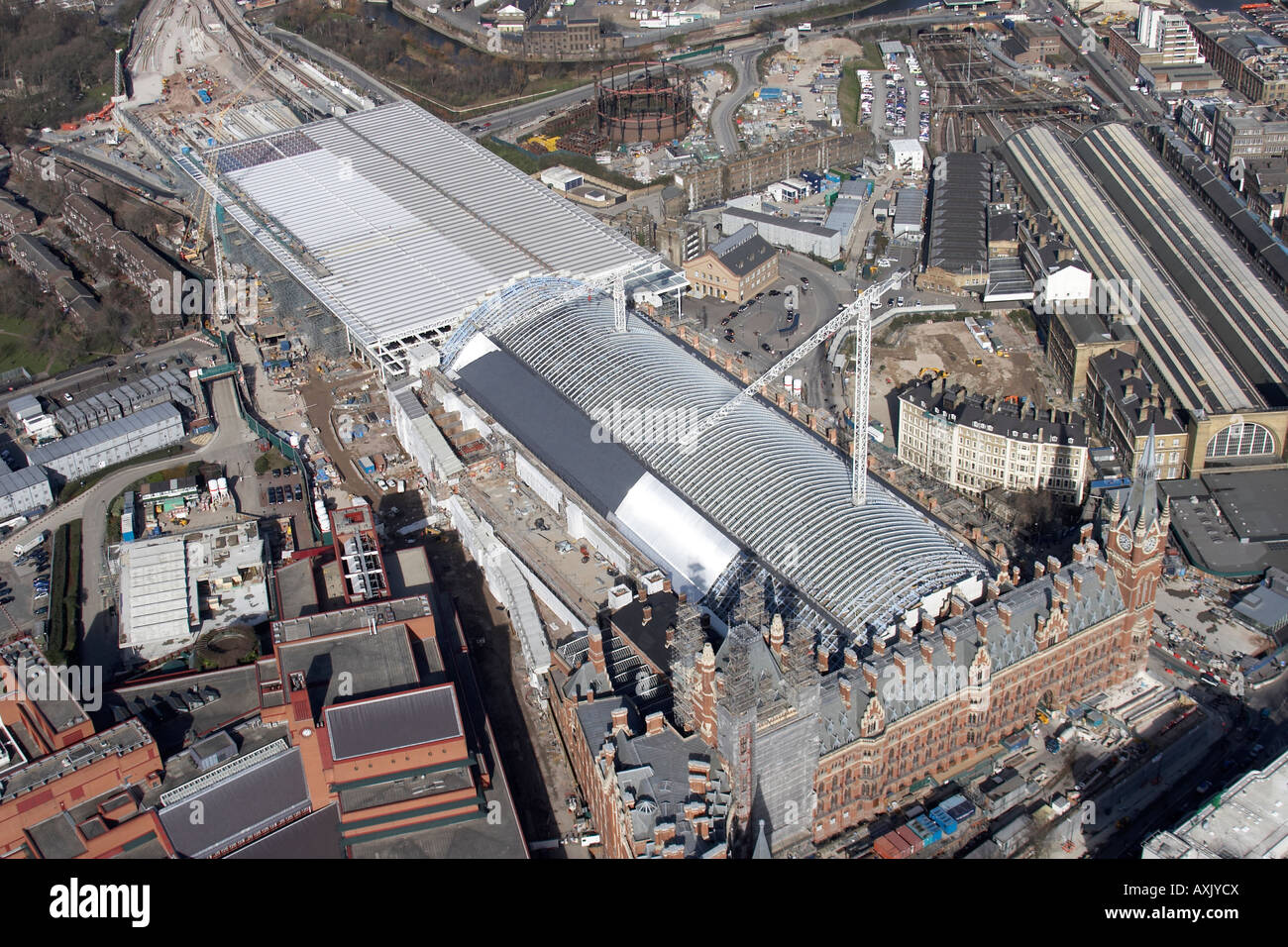 Elevato livello obliquo di vista aerea nord Stazione di St Pancras e la stazione di King's Cross London NW1 Inghilterra UK Feb 2006 Foto Stock