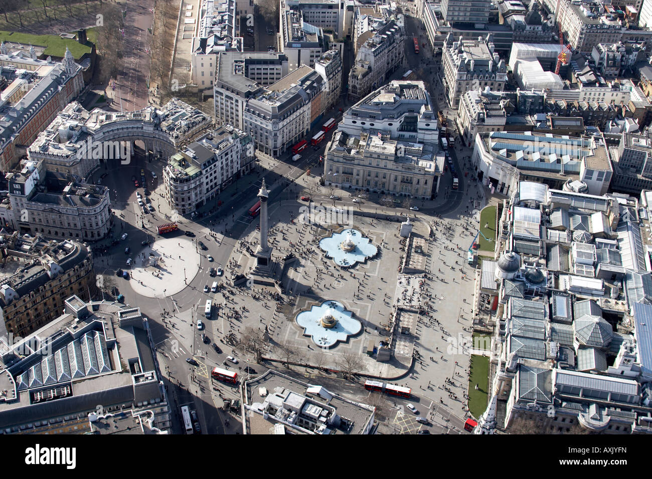 Elevato livello obliquo di vista aerea a sud-ovest di Trafalgar Square e Admiralty Arch London WC2 e SW1 Inghilterra UK Feb 2006 Foto Stock
