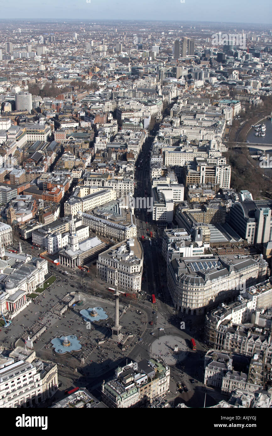 Elevato livello obliquo di vista aerea a nord-est di Trafalgar Square verso la città di Londra London WC2 Inghilterra UK Feb 2006 Foto Stock