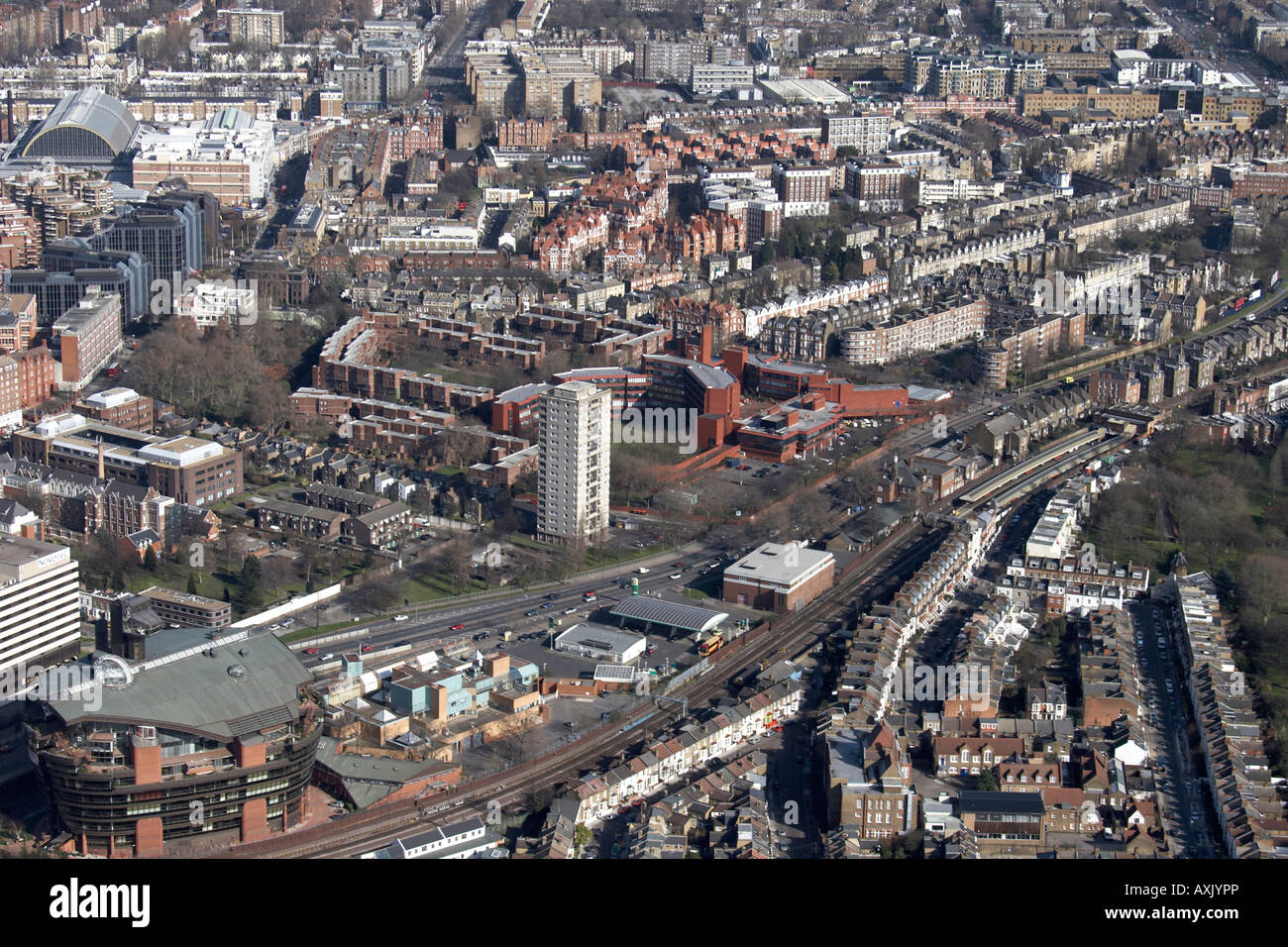 Elevato livello obliquo di vista aerea a nord-est di Hammersmith College e West Kensington London W6 W14 Inghilterra UK Feb 2006 Foto Stock