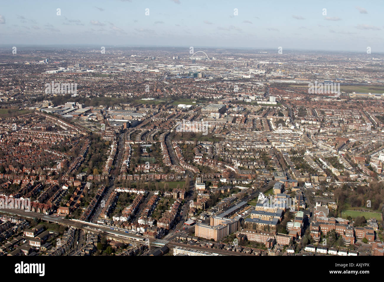 Elevato livello obliquo di vista aerea ad ovest dei sobborghi di Londra allo stadio di Wembley a Londra HA9 NW2 NW3 Inghilterra UK Feb 2006 Foto Stock