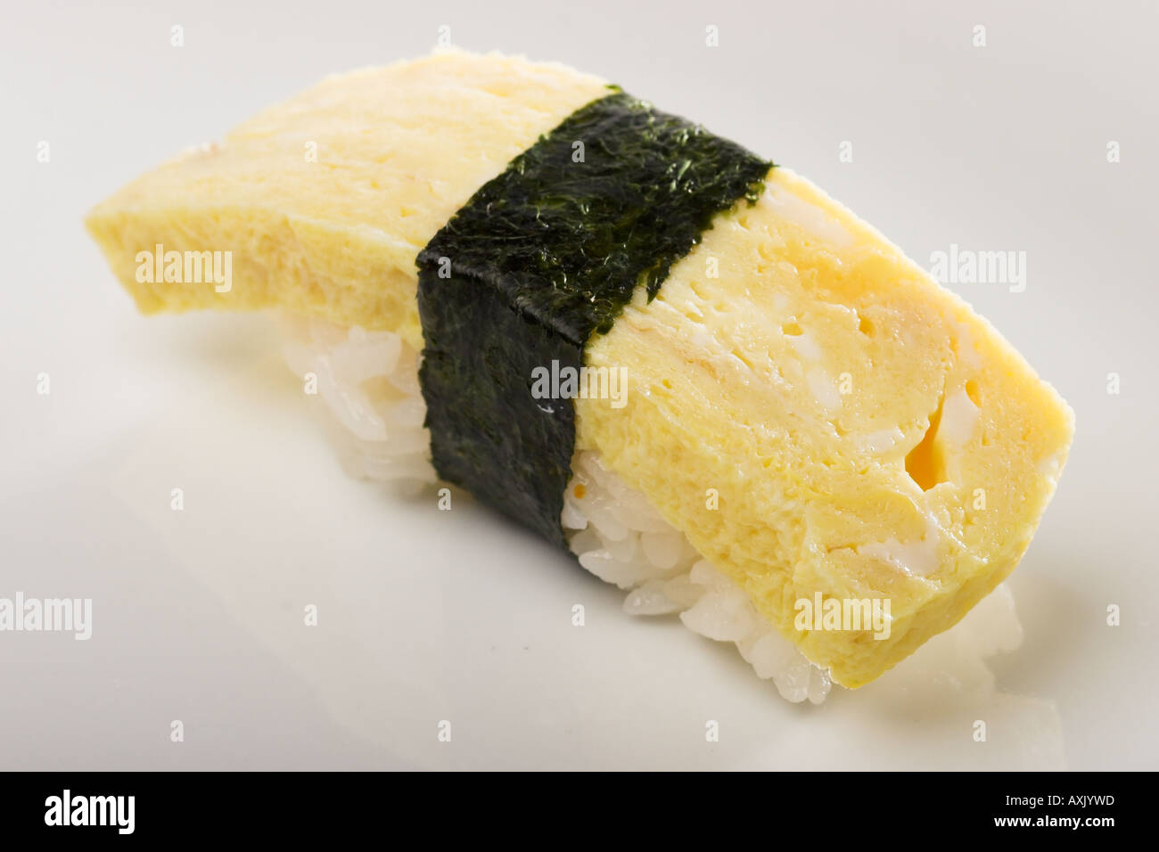 Uovo tamago sushi fresco bianco giallo alghe riso battuta antipasto pasto consumo asiatica mangiare cibo Foto Stock