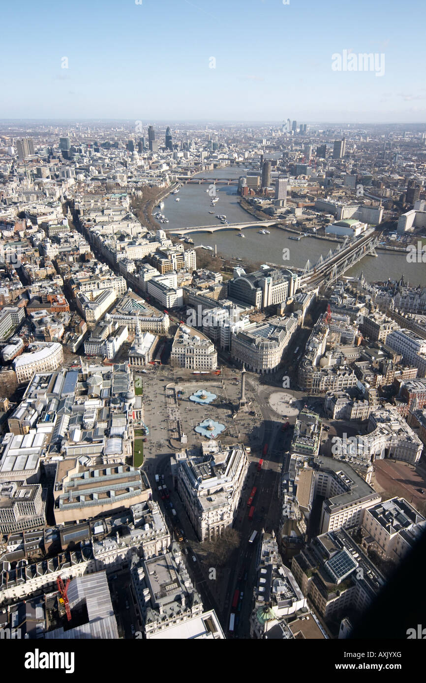 Elevato livello obliquo di vista aerea a est di Trafalgar Square Fiume Tamigi e Westminster London WC2 e SW1 Inghilterra UK Feb 2006 Foto Stock