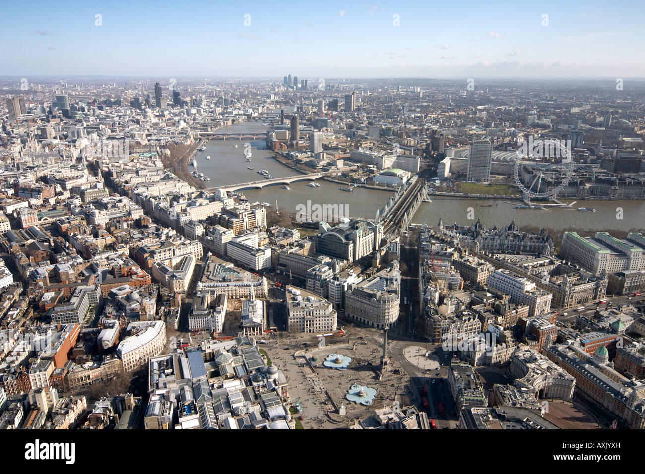 Elevato livello obliquo di vista aerea a est di Trafalgar Square Fiume Tamigi e Westminster London WC2 e SW1 Inghilterra UK Feb 2006 Foto Stock