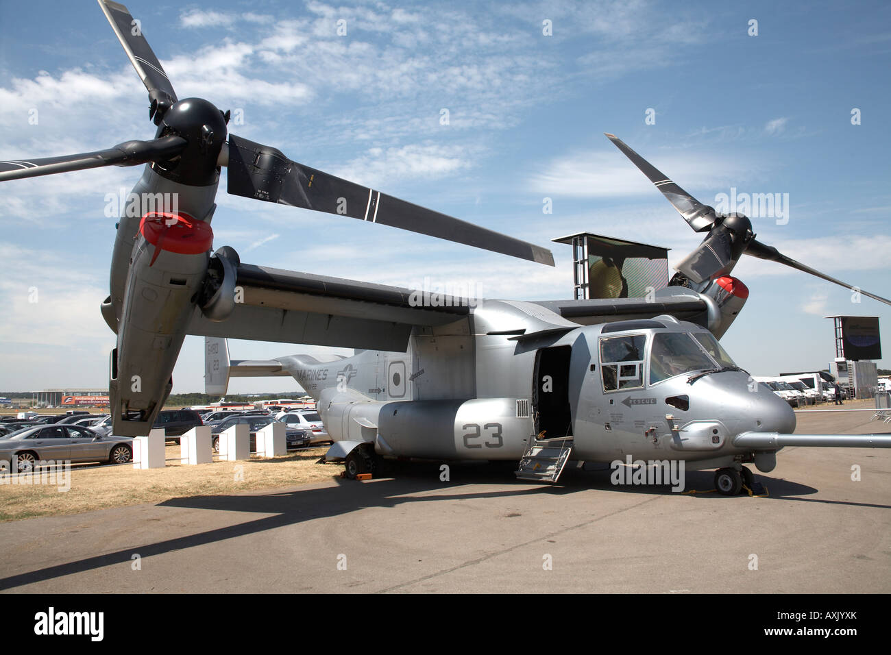 Bell Boeing V 22 Osprey velivolo in mostra statica al salone Farnborough International Airshow di luglio 2006 fissa e rotante ibrido di parafango Foto Stock