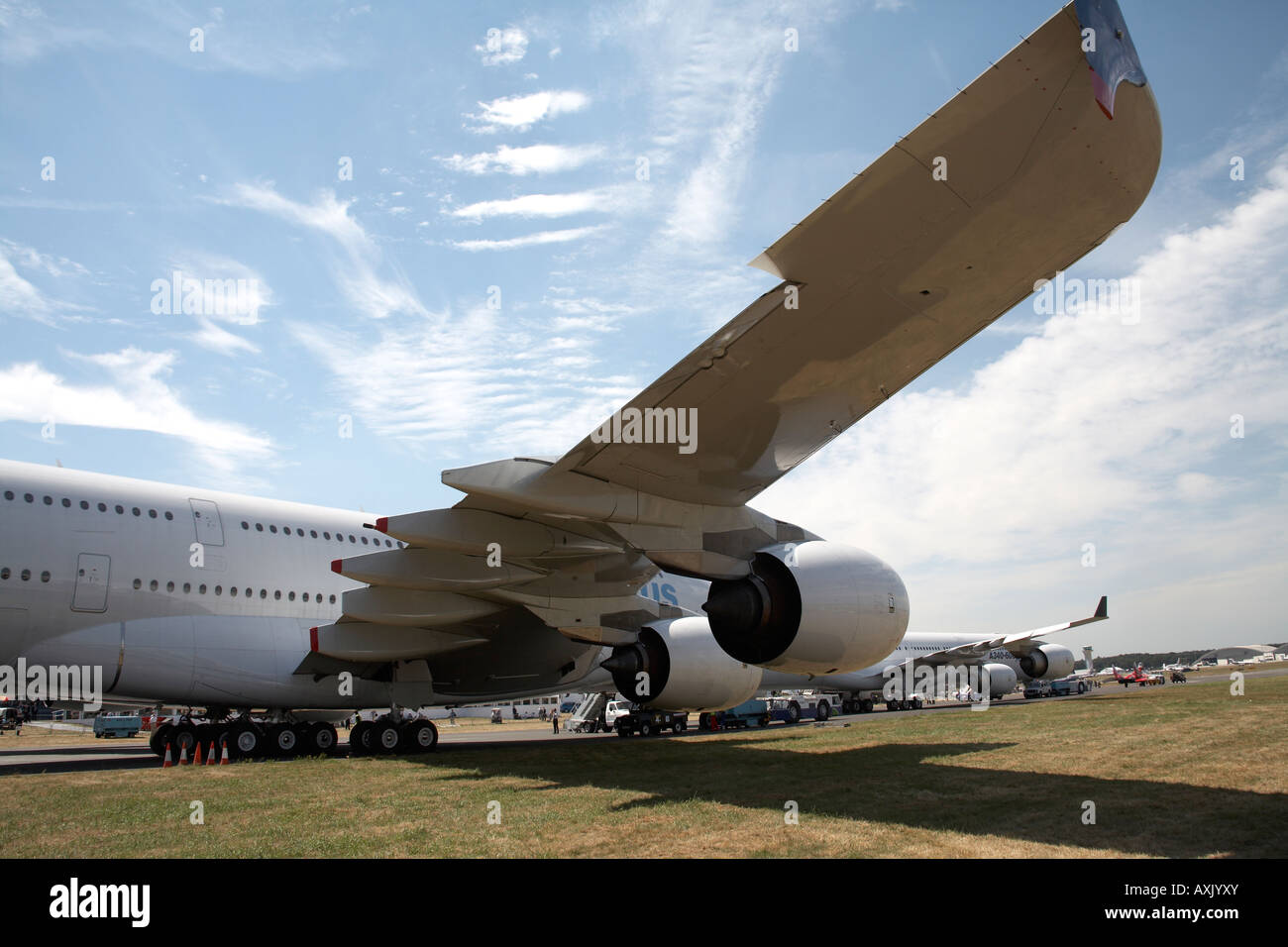 Ala e motori del double deck Airbus A380 in mostra statica al salone Farnborough International Airshow di luglio 2006 Foto Stock