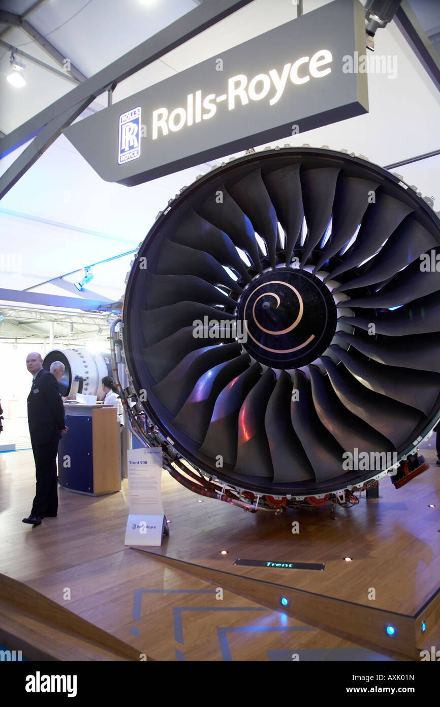 Uomo accanto a fan di Rolls Royce Trent 900 aero engine sul display a Farnborough International Airshow di luglio 2006 Foto Stock