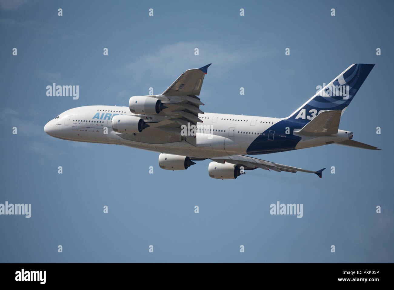 Airbus A380 double decker superjumbo su aeromobili battenti display a Farnborough International Airshow di luglio 2006 Foto Stock