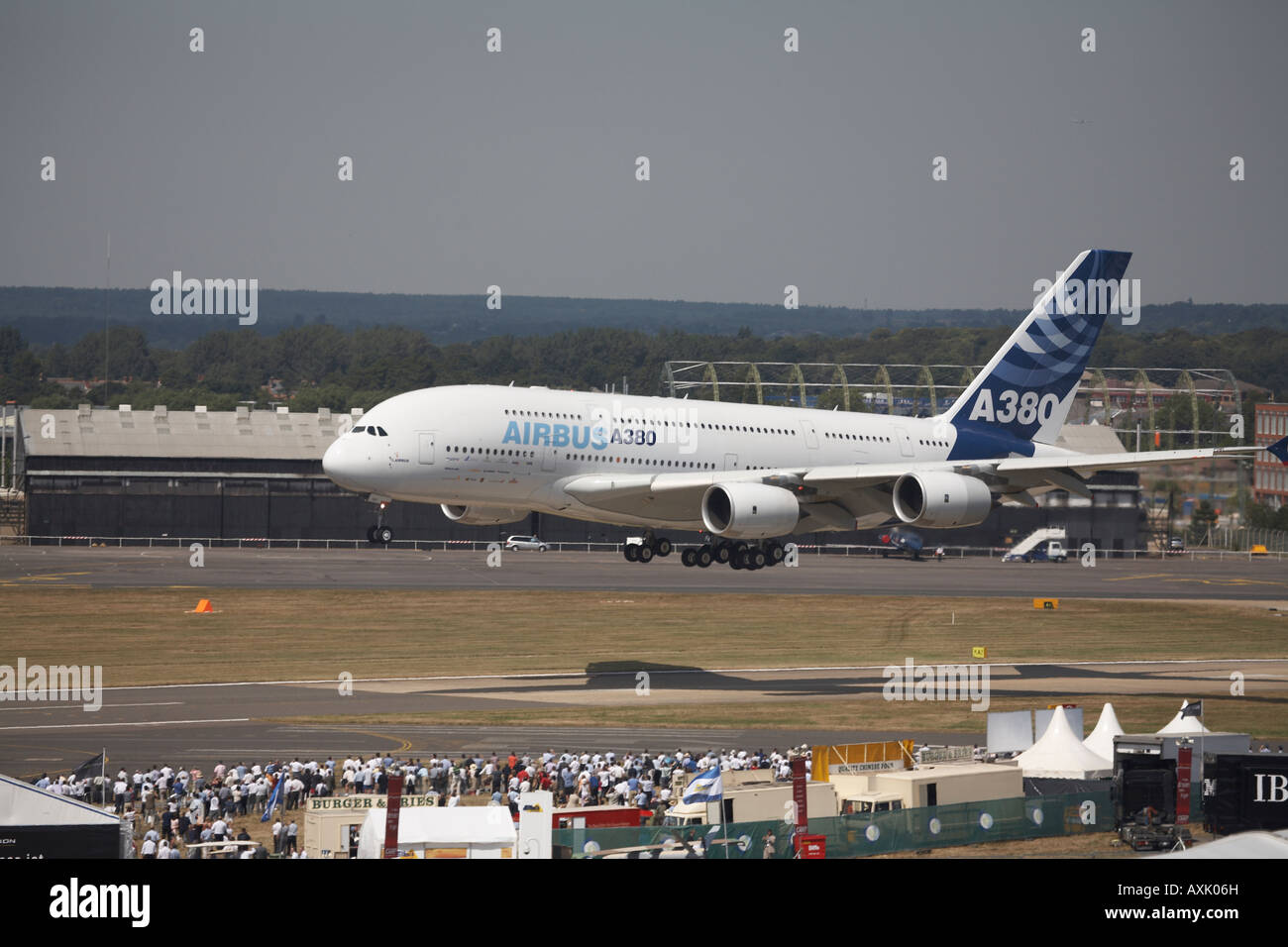 Airbus A380 double decker superjumbo aerei di atterraggio dopo un volo display a Farnborough International Airshow di luglio 2006 Foto Stock