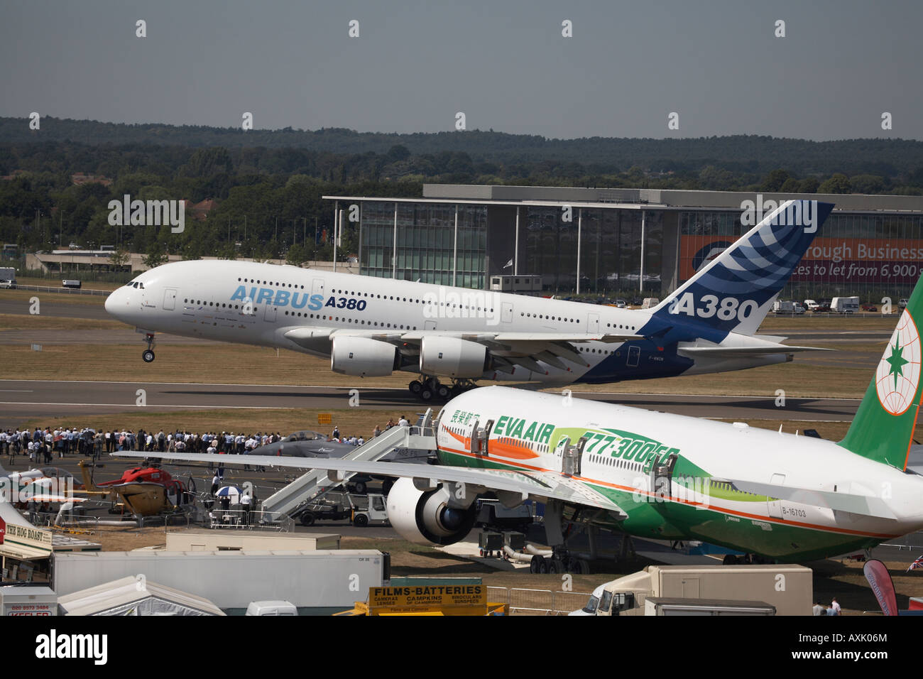 Airbus A380 double decker aerei di atterraggio dopo un volo display a Farnborough International Airshow di luglio 2006 Foto Stock