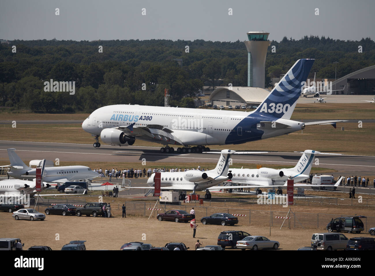 Airbus A380 double decker aerei di atterraggio dopo un volo display a Farnborough International Airshow di luglio 2006 Circa a toccare fare Foto Stock