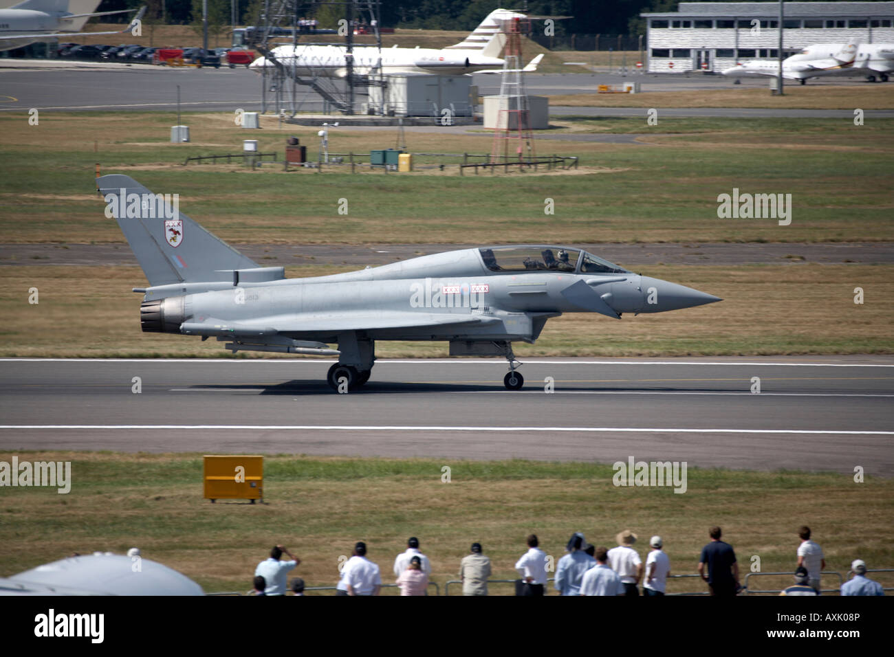Eurofighter Typhoon aerei di atterraggio dopo i suoi battenti display a Farnborough International Airshow di luglio 2006 Foto Stock