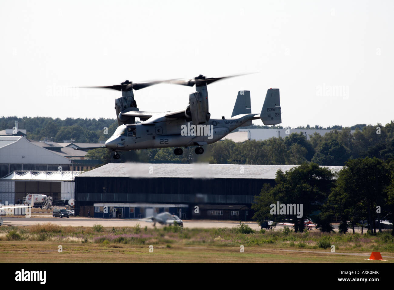 Bell Boeing V 22 Osprey aerei di atterraggio dopo un volo display a Farnborough International Airshow di luglio 2006 ruotando Foto Stock