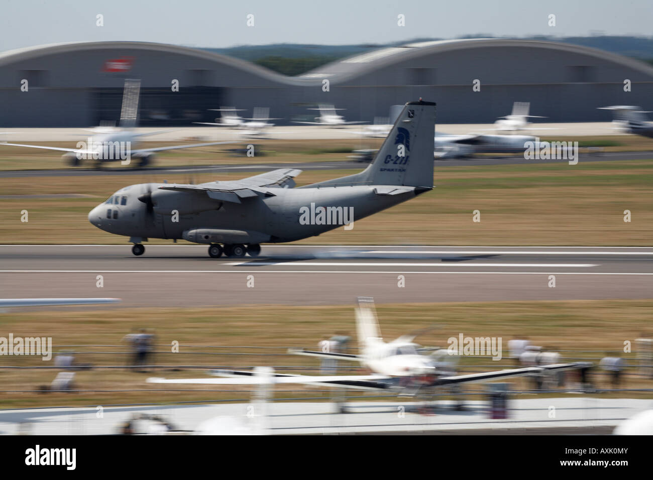 Alenia C 27J Spartan aerei di atterraggio dopo un volo display a Farnborough International Airshow di luglio 2006 Foto Stock