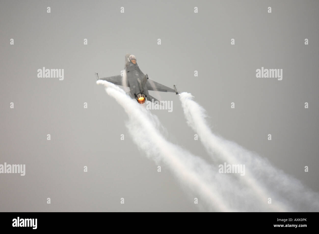 F 16 Fighting Falcon su aeromobili battenti display a Farnborough International Airshow di luglio 2006 Foto Stock