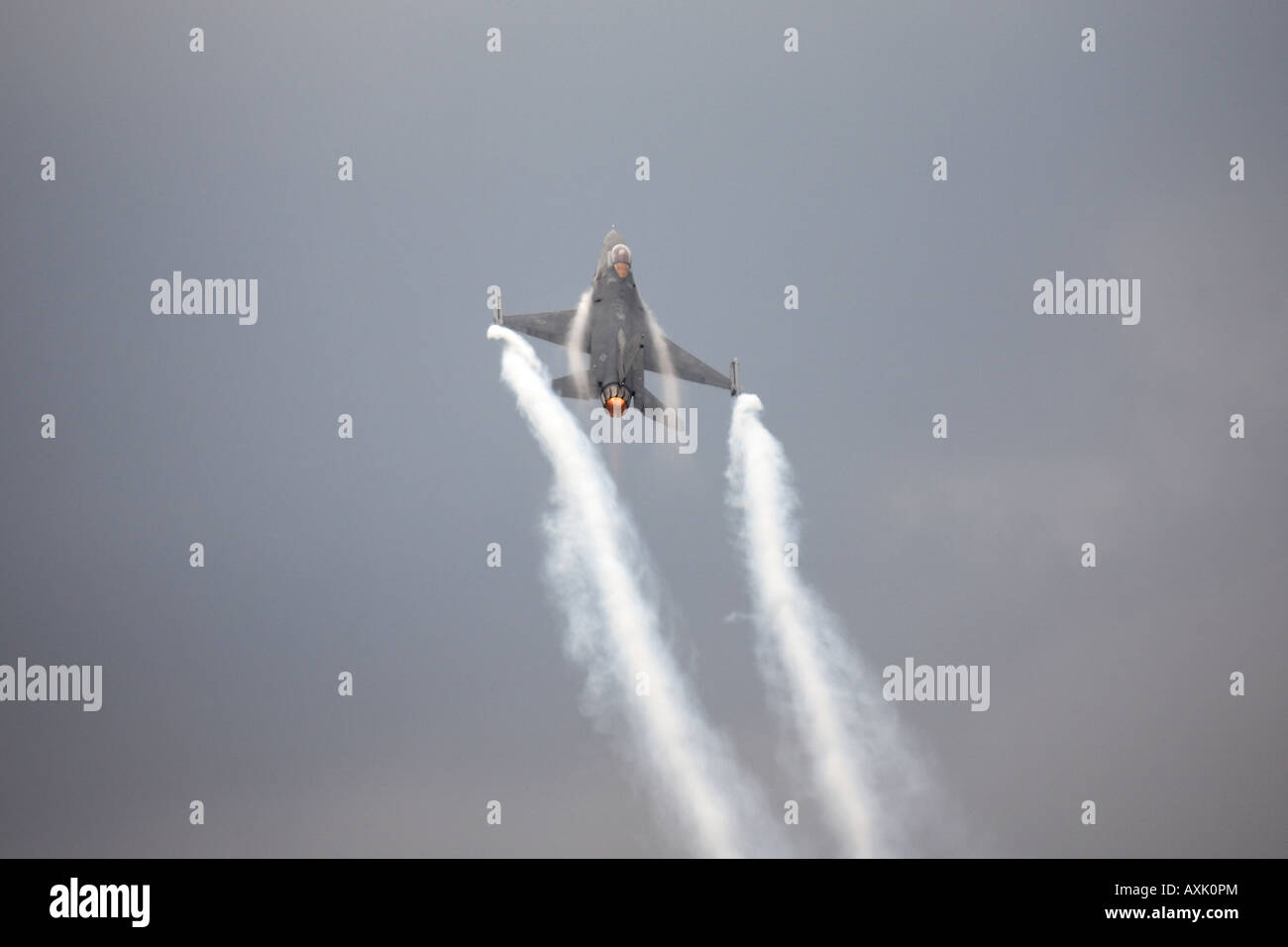 F 16 Fighting Falcon su aeromobili battenti display a Farnborough International Airshow di luglio 2006 Foto Stock