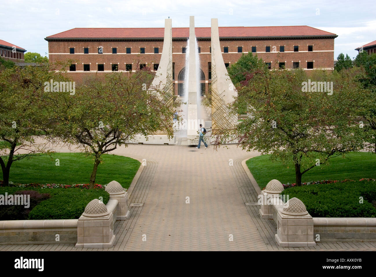 Una artistica fontana sul campus della Purdue University di West Layfayette Indiana Foto Stock