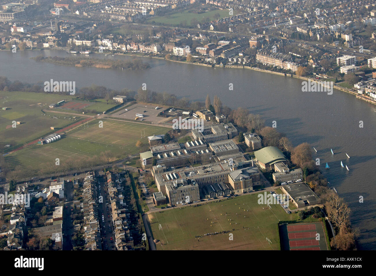 Elevato livello obliquo di vista aerea ovest di St Paul s a scuola con il fiume Tamigi e Chiswick Eyot Barnes Londra Foto Stock