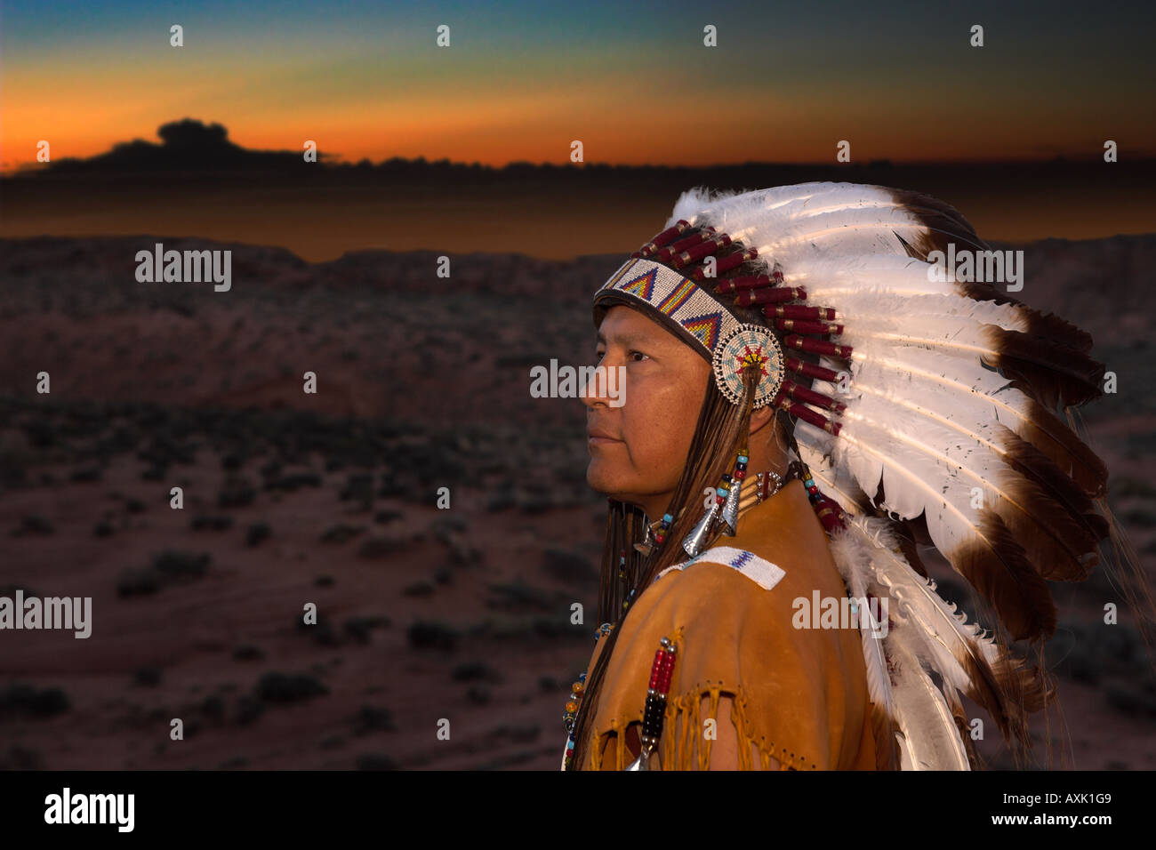 Native American Indian uomo con abito culturale di acconciatura uniforme piume design patterns pelle banda natura tramonto sunrise Foto Stock