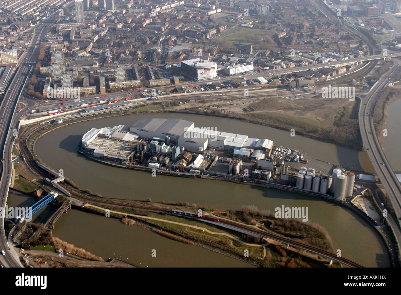 Elevato livello obliquo di vista aerea ad est del fiume Lea e Canning Town London E16 Inghilterra UK Gennaio 2006 Foto Stock