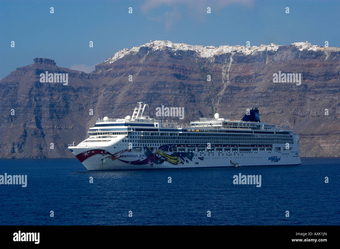 Il cruiseship "Norwegian Jewel' nella parte anteriore della caldera di Santorini Island, Grecia. Foto Stock