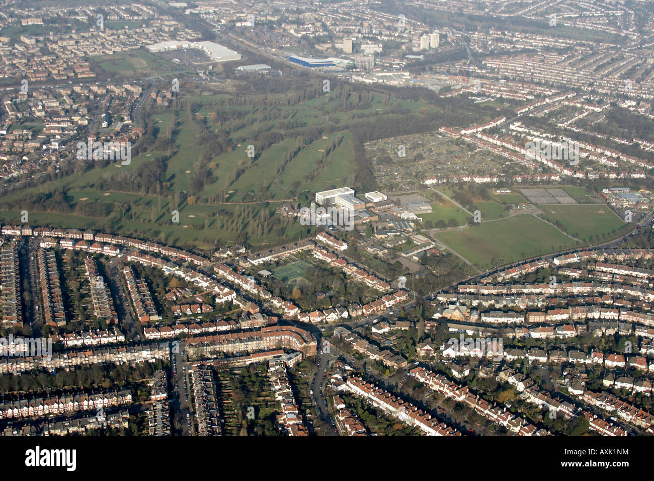 Elevato livello obliquo di vista aerea a nord del campo da golf Muswell Hill e viale Rodi Scuola Barnet Londra Foto Stock