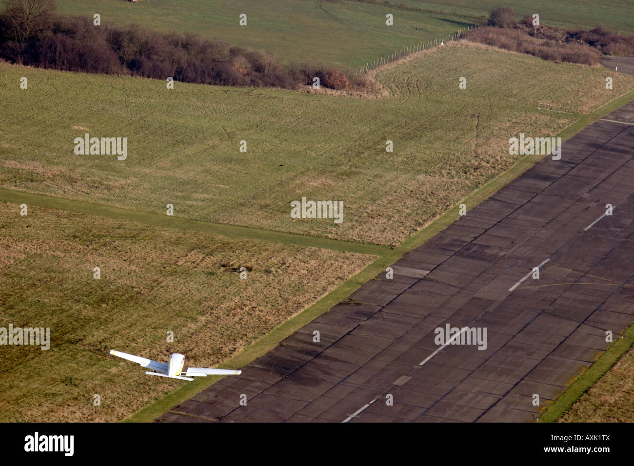 Elevato livello obliquo di vista aerea a nord di Elstree aérodrome della pista di atterraggio aereo Londra WD2 Inghilterra UK Gennaio 2006 Foto Stock