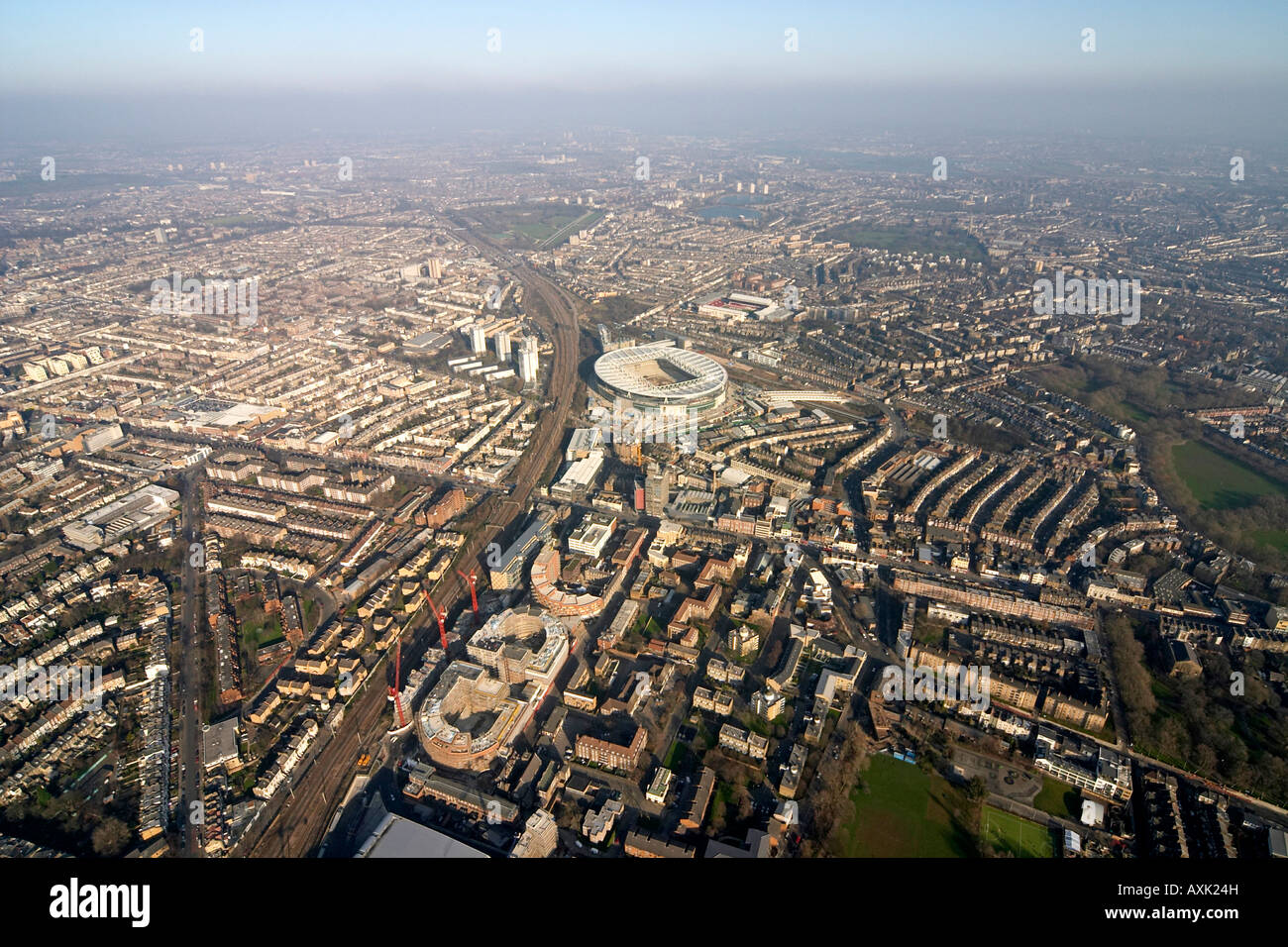 Elevato livello obliquo di vista aerea a nord-est di Arsenal Football Club Emirates Stadium la costruzione dell'edificio sito a Londra Foto Stock
