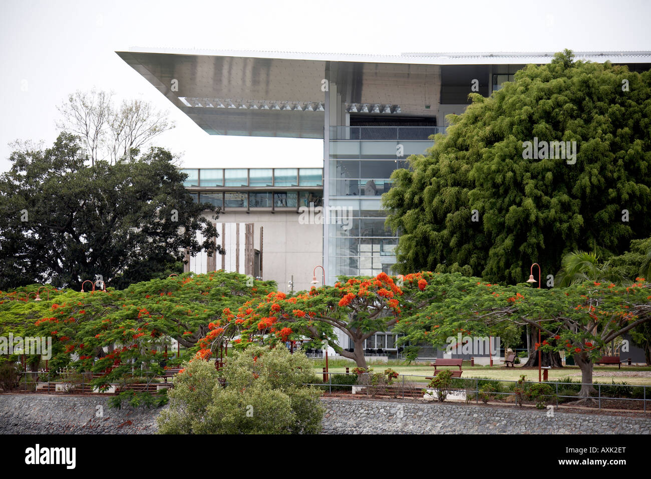 Galleria di Arte Moderna con la Biblioteca di Stato oltre a Brisbane Queensland QLD Australia Foto Stock