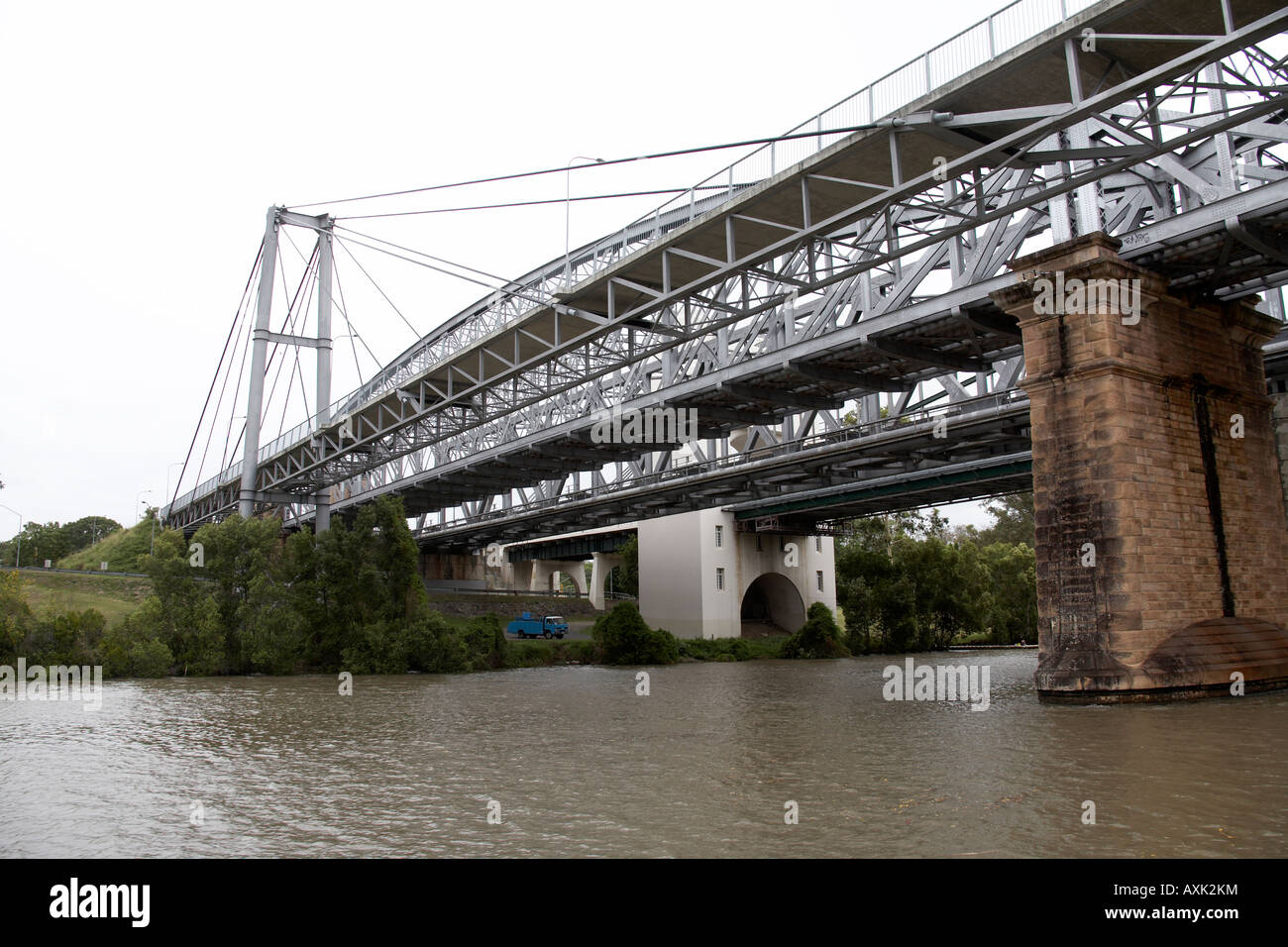 Coonan t ponte con la stazione ferroviaria e piedi ponte sul fiume Brisbane Indooroopilly Brisbane Queensland QLD Australia Foto Stock