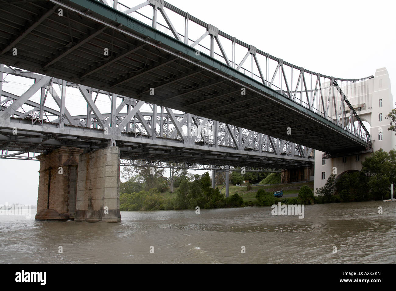 Coonan t ponte con la stazione ferroviaria e piedi ponte sul fiume Brisbane Indooroopilly Brisbane Queensland QLD Australia Foto Stock
