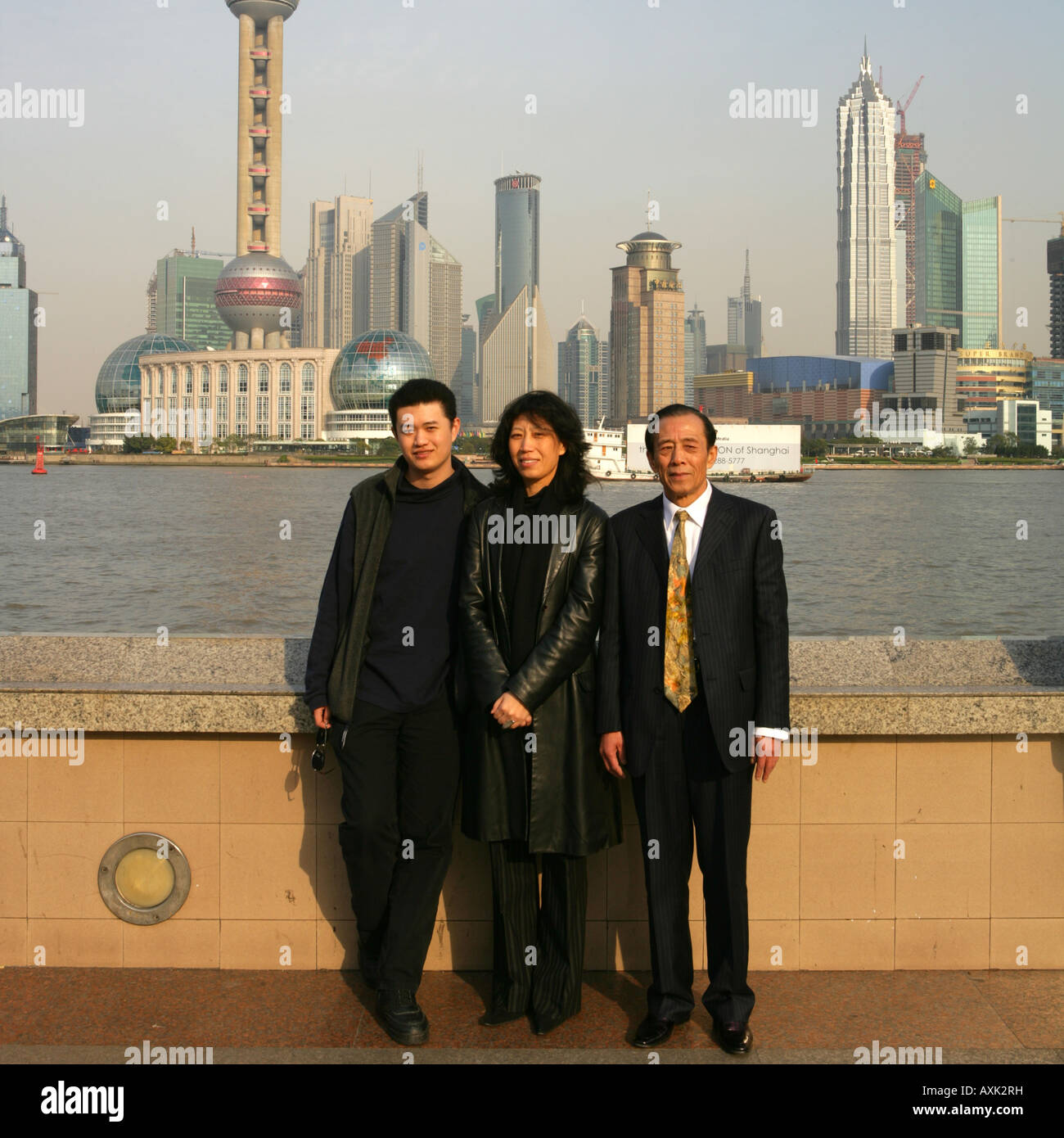 In Medio Qiongma 46 anni la principessa padre Hong Ye Zhou 83 anni sul lato destro e suo figlio marco Jiang 23 Foto Stock