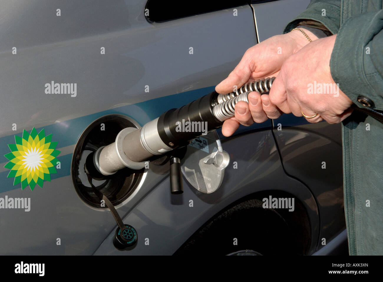 Il rifornimento di carburante a idrogeno di una stazione di riempimento, Germania Foto Stock