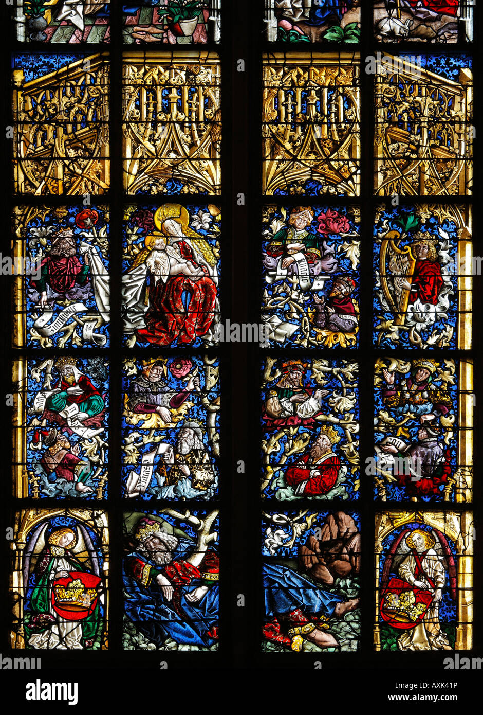 Ulm Münster, Kramerfenster im Chor, Wurzel Jesse und Maria mit Christuskind Foto Stock