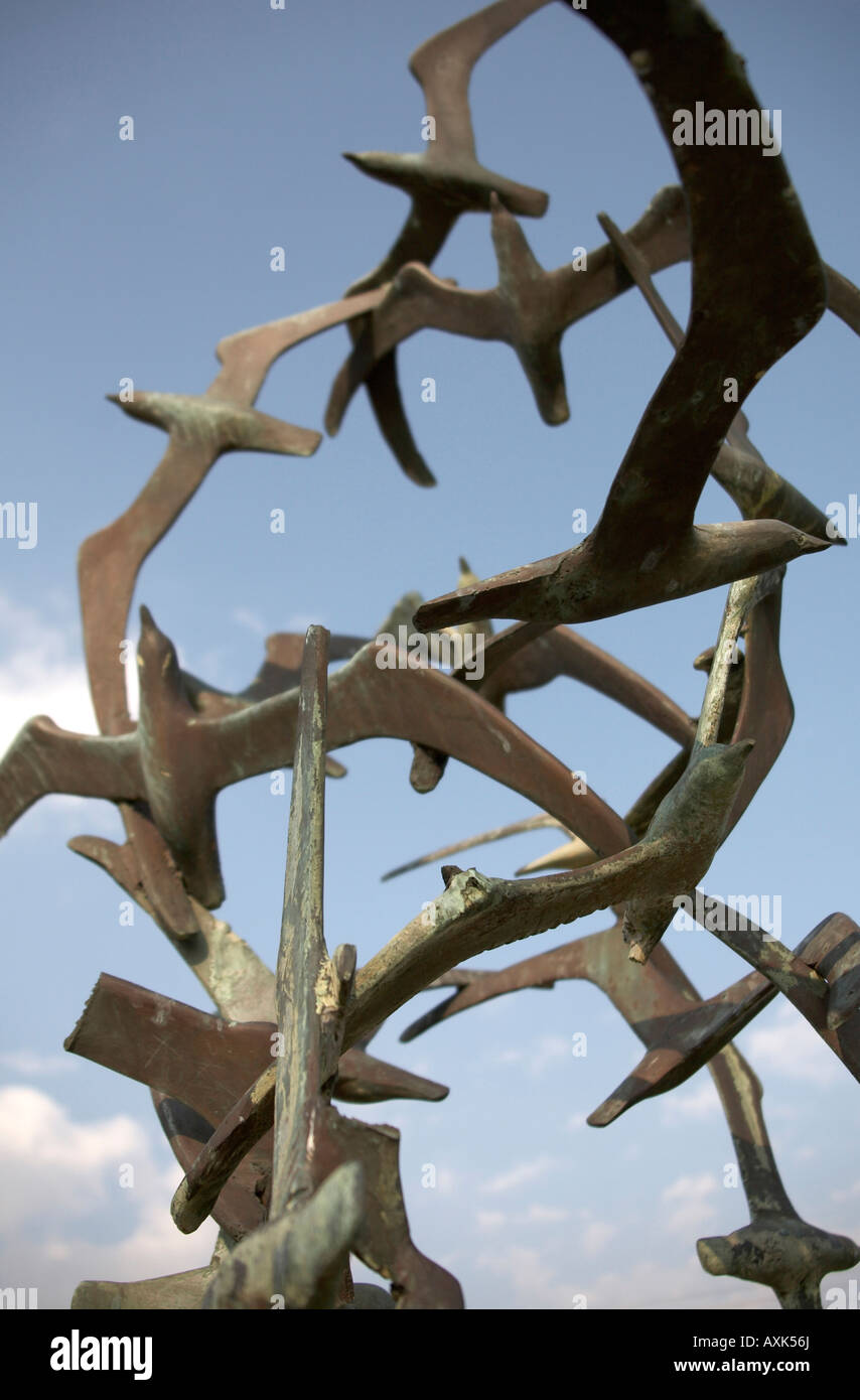 In bronzo della scultura di metallo di gabbiani contro sky a Glifada Attica o Atiki Grecia Foto Stock
