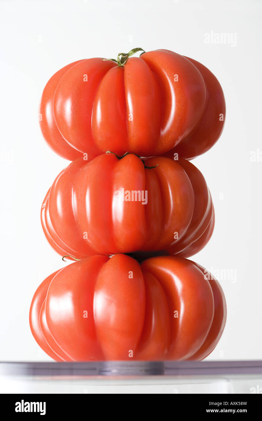 Tre pomodori cimelio impilati uno sull'altro, close-up Foto Stock