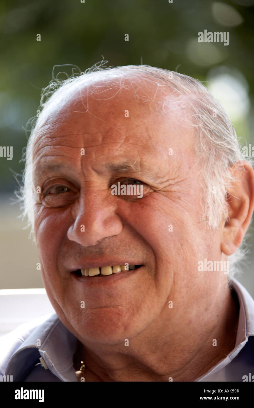 Cipriota anziani uomo sorridente in Attica o Atiki Grecia OA Foto Stock
