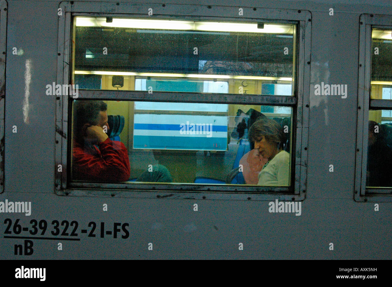Coppie che viaggiano in treno. Europa Foto Stock