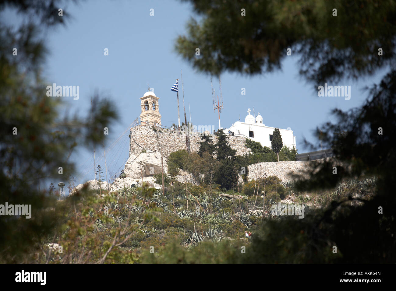 Likavitos o Lycabbetus collina con Agios Georgios chiesa greco ortodossa visto attraverso gli alberi di pino in Atene o Athini Grecia Foto Stock