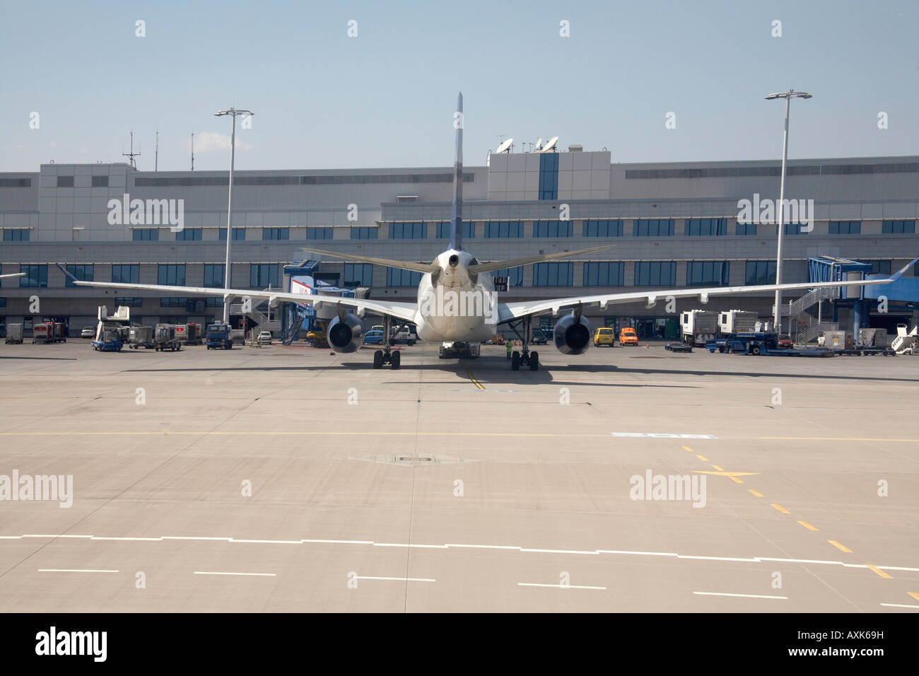 Gli aeromobili commerciali da dietro sul piazzale dell'aeroporto Eleftherios Venizelos Aeroporto Internazionale di Atene in Grecia Foto Stock