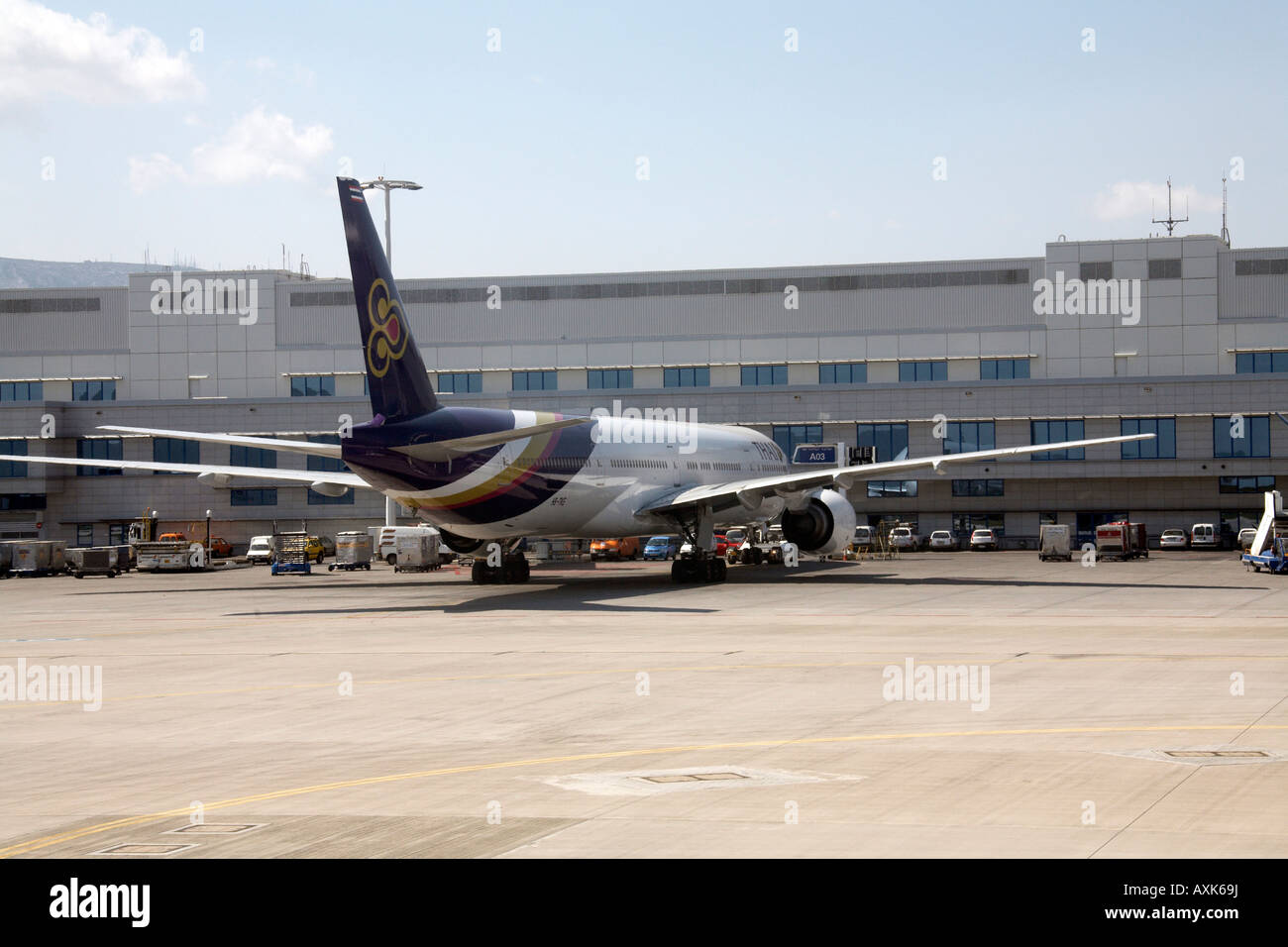 Thai Airways Boeing 777 3D7 sul piazzale dal terminale a Eleftherios Venizelos Aeroporto Internazionale di Atene in Grecia Foto Stock