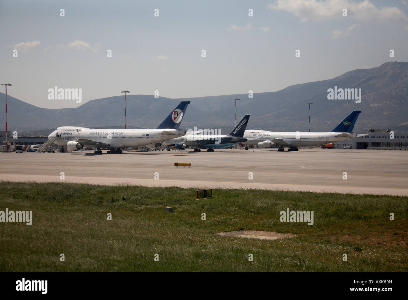 Aviazione Finaval Boeing 747 283B SF con Maersk e aria aerei universale sul piazzale dell'aeroporto Eleftherios Venizelos Atene Ospiti int Foto Stock